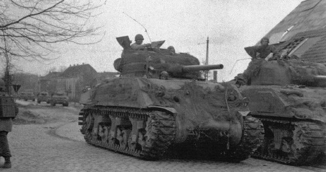 Dos Sherman de la 2ª Armored Division en Krefeld. Marzo de 1945