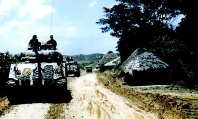 Sherman de los marines avanzando por la isla de Okinawa. 6 de mayo de 1945
