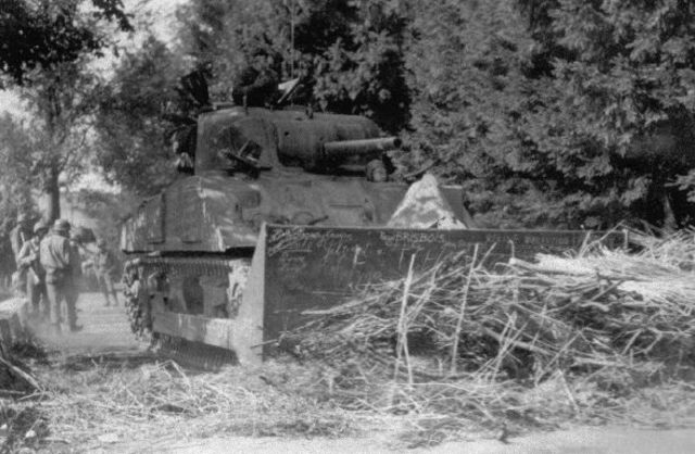Sherman M4 bulldozer despejando una carretera en Harze, Bélgica. Septiembre de 1944
