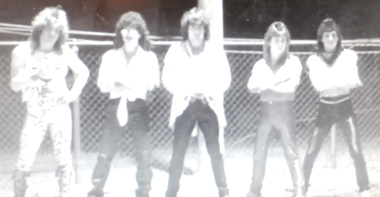 https://s31.postimg.cc/4wakqrhln/band_pic.jpg