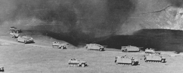 Columna de StuG III y semiorugas blindados durante la Operación Zitadelle, Batalla de Kursk. Probablemente pertenezcan a una unidad de la Waffen SS. Julio de 1943