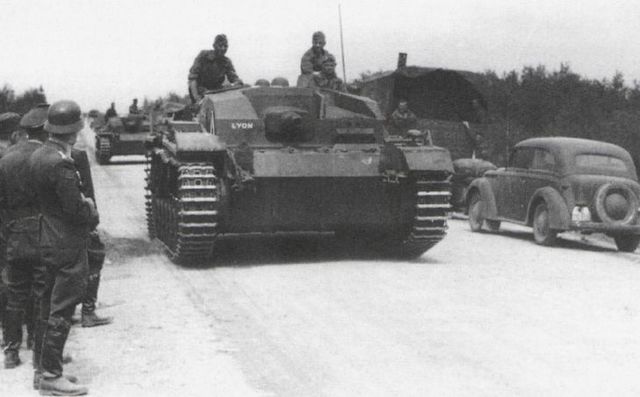 StuG III Ausf B avanza por una carretera en las primeras etapas de la Operación Barbarroja. Junio de 1941