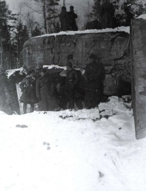 Oficiales y soldados del Ejército Rojo posando junto a un búnker finlandés tomado en los últimos combates de la Guerra de Invierno. Marzo de 1943