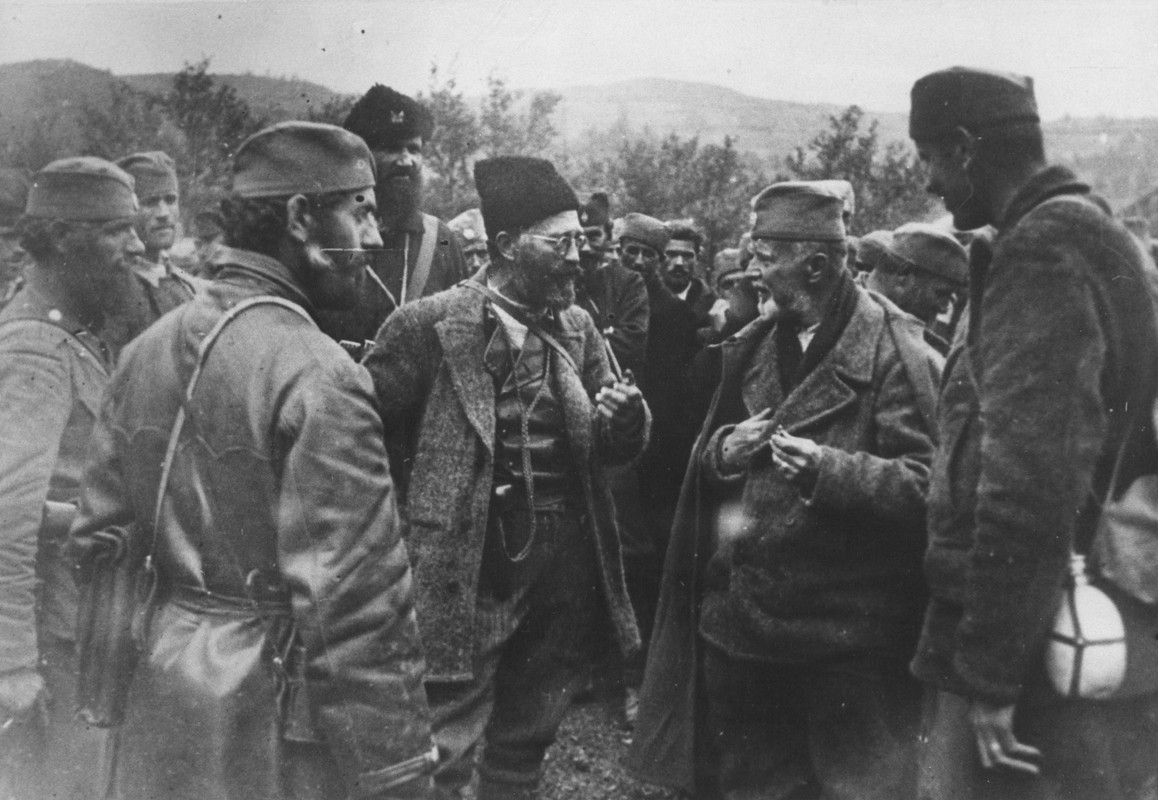 [Слика: Dra_a_confers_with_his_men.jpg]