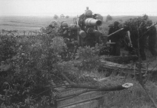 Un Flak 88 camuflado durante la batalla de Normandía. Verano de 1944