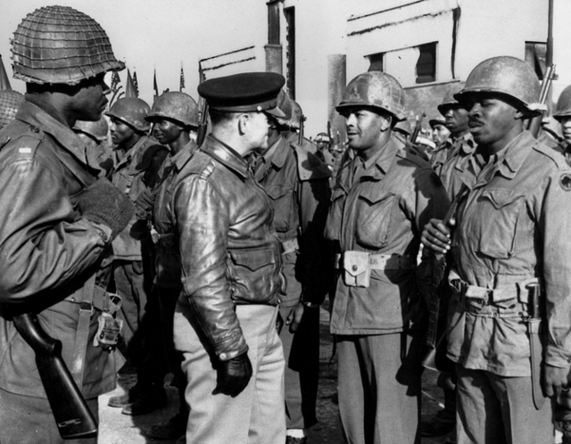 El Teniente General Truscott, nuevo Comandante en Jefe del 5º Ejército de Estados Unidos, pasando revista a las tropas afroamericanas de la 92ª División de Infantería en Viareggio, Italia. Diciembre de 1944