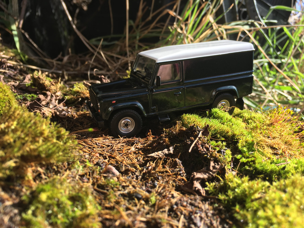 Corgi Land Rover Defender ミニカー 1:43 s-l400.jpg