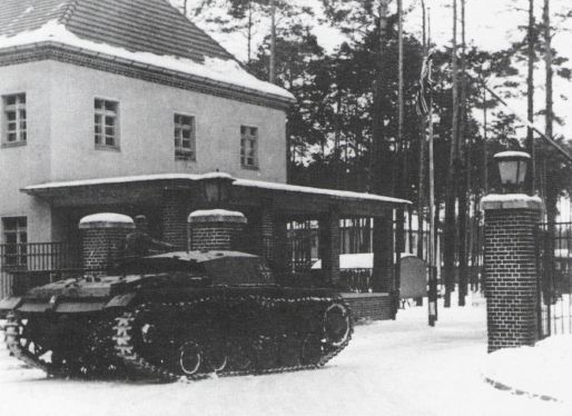StuG III Ausf C en la entrada en un acuartelamiento. Febrero de 1942