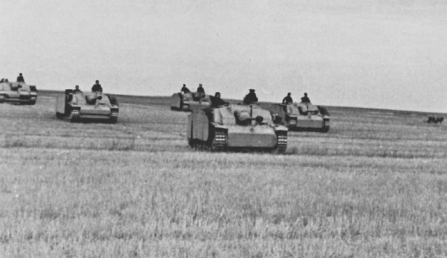 Compañía de StuG III avanzando por la estepa. Nótese en todos los vehículos el nuevo mantelete del cañón Saukopf, cabeza de cerdo. Frente Oriental, verano de 1944