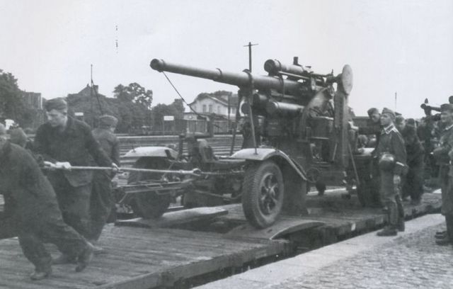 Un 88 mm es cargado en un tren por personal de la Luftwaffe con destino al Frente Oriental. Primavera de 1943