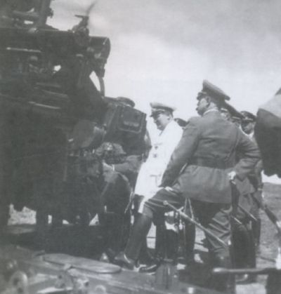 El Reichsmarschall Hermann Goering inspeccionando junto a su estado mayor una pieza de 88 mm