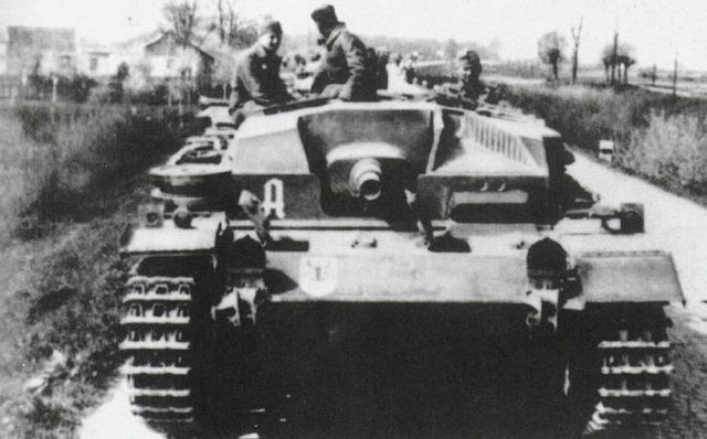 StuG III Ausf B avanzando por territorio de la Unión Soviética. Verano de 1941