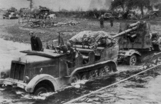 Un 88 mm cruza un río remolcado por su correspondiente tractor semioruga. Frente Oriental, primavera de 1944