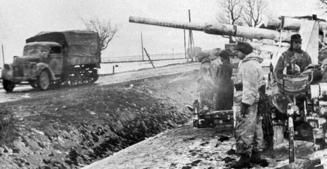 Un Flak de 88 mm protegiendo una carretera en el Frente Oriental. Invierno de 1944-1945