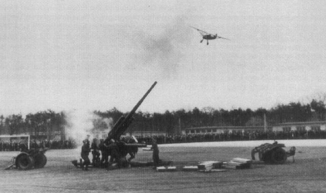 Un Flak 88 durante un ejercicio en el aeródromo de Mannheim. Marzo de 1939