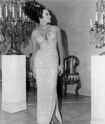 Shirley_MacLaine_b75
