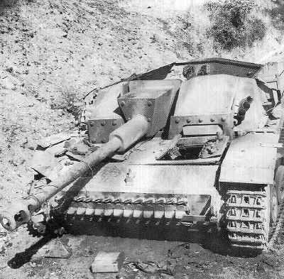 Un StuG III Ausf G de la 29ª Panzergrenadier Division puesto fuera de combate en las cercanías de Potenza, Italia. Septiembre de 1943