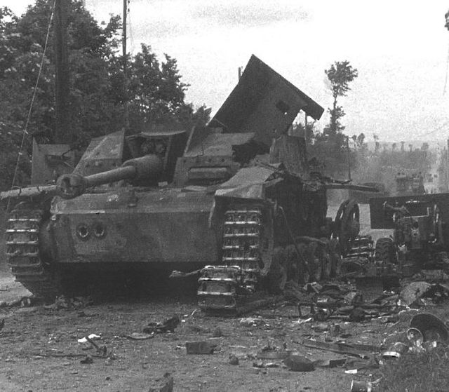 Este Sturmgeschütz Ausf G fue puesto de combate por tanques Sherman norteamericanos en las afueras de Saint-Mere-Eglise. 7 de junio de 1944