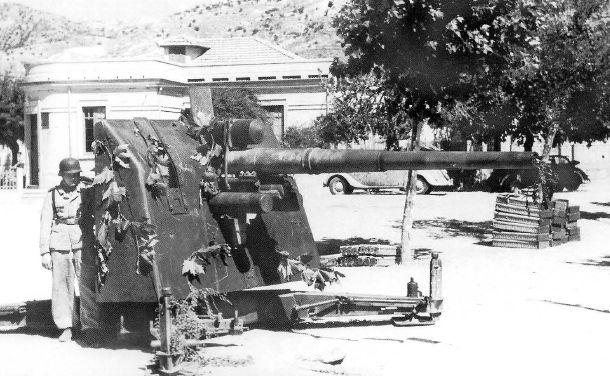 Flak de 88 mm de la una unidad sin identificar de la Luftwaffe en un población de Sicilia. Verano de 1943
