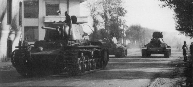 Durante la Guerra de Continuación, la mayoría del material blindado finlandés procedió de capturas al Ejército Rojo. En la imagen, un tanque pesado KV-1 seguido por dos T-34 entran en una ciudad de Carelia recién capturada a los soviéticos