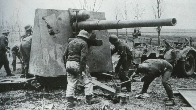 La dotación de un 88 mm emplazando su cañón. Frente Oriental. Otoño de 1943