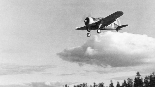 Un caza Brewster Buffalo de la Fuerza Aérea Finlandesa sobrevolando el cielo de Carelia