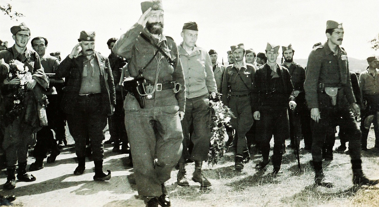 [Слика: Reviewing_the_troops1.jpg]
