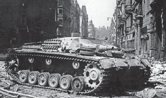 Un anticuado StuG III Ausf C capturado por la resistencia checa durante el levantamiento en Praga. Mayo de 1945