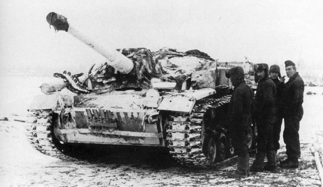 Un StuG III Ausf F junto a su tripulación en el Frente Oriental. Invierno de 1942-1943
