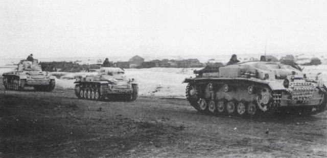 StuG III Ausf E encabezando una columna blindada durante el invierno en la Unión Soviética. Diciembre de 1941