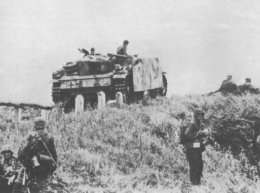 Un StuG III junto a unos granaderos panzer de las Waffen SS durante la batalla de Kursk. Julio de 1943
