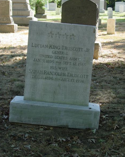 Tumba del General Lucian Truscott en el Cementerio Nacional de Arlington