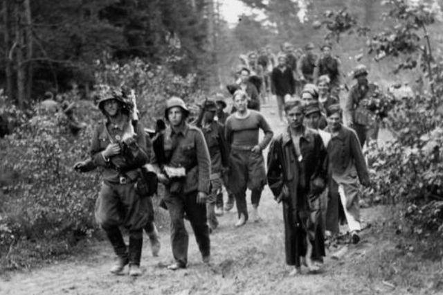 Después del alto el fuego de septiembre de 1944 entre fineses y soviéticos, las tropas finlandesas regresan a sus fronteras de 1940