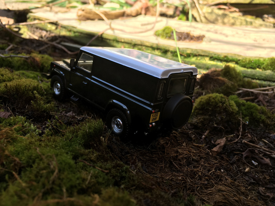 Corgi Vanguards 1:43 Land Rover Defender 110 Van off road