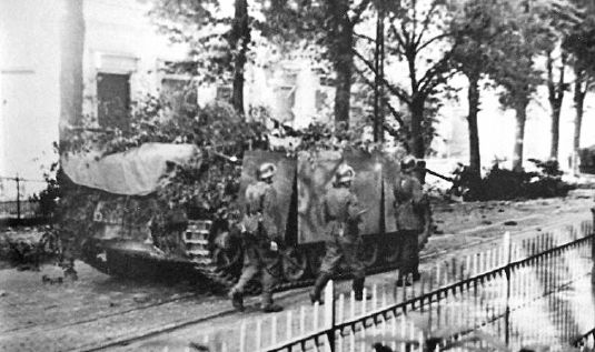 Un StuG III junto a infantería en las calles de Arnhem. Septiembre de 1944