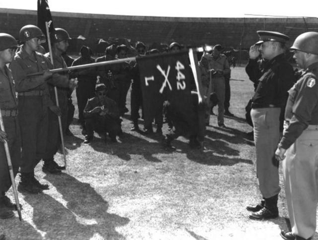Truscott, condecorando a los soldados japoneses-americanos, nisei, del 442º Regimiento de Infantería con la Presidential Unit Citation. 4 de septiembre de 1945