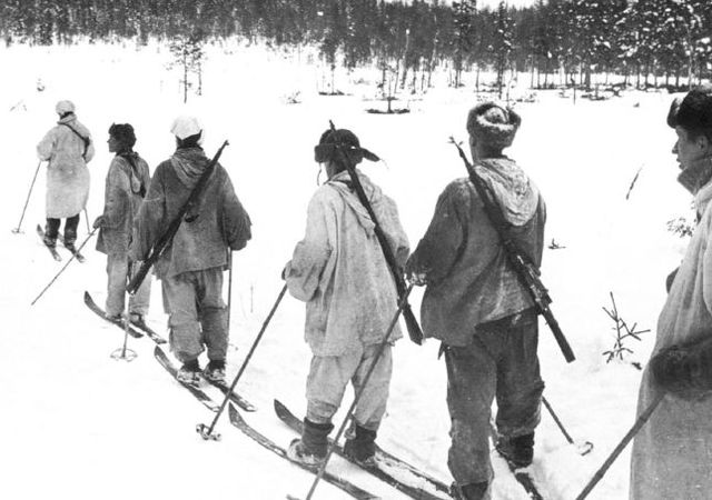 Esquiadores finlandeses durante una patrulla de reconocimiento. Guerra de Invierno de 1939-1940