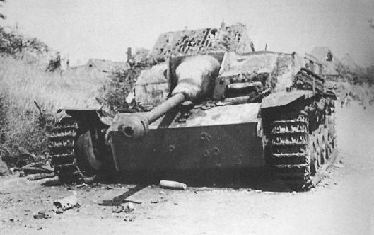 StuG III Ausf G de la 9ª SS Hohenstaufen puesto fuera de combate en las afueras de Arnhem por paracaidistas británicos. Septiembre de 1944