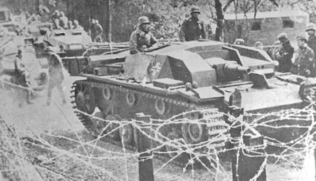 Mayo de 1940, Alemania invade los Países Bajos. Un StuG III Ausf A encabeza una columna blindada