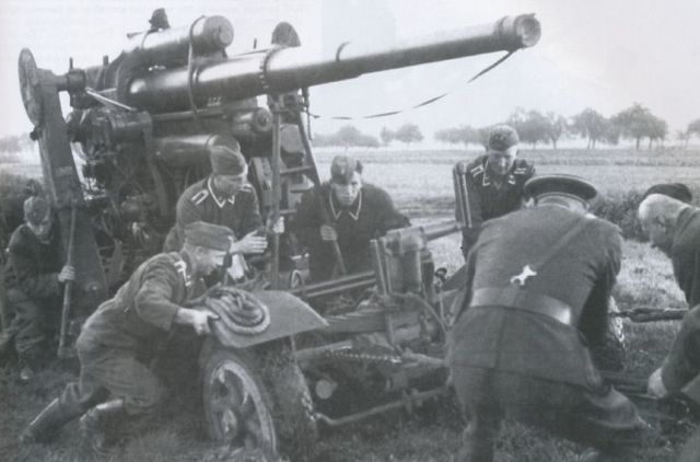 Personal de la Luftwaffe manejando un 88 mm atascado. La imagen es de unas maniobras anteriores al desembarco de Normandía